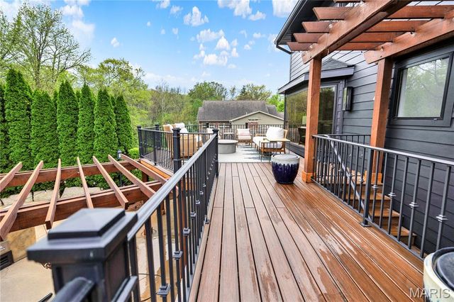 1586 Mason Knoll Road, Town And Country, MO 63131