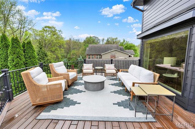 1586 Mason Knoll Road, Town And Country, MO 63131