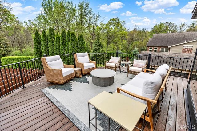 1586 Mason Knoll Road, Town And Country, MO 63131