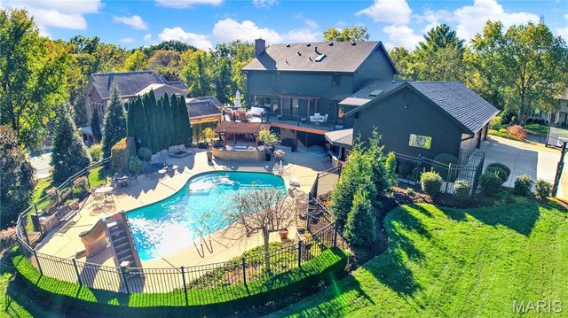 1586 Mason Knoll Road, Town And Country, MO 63131
