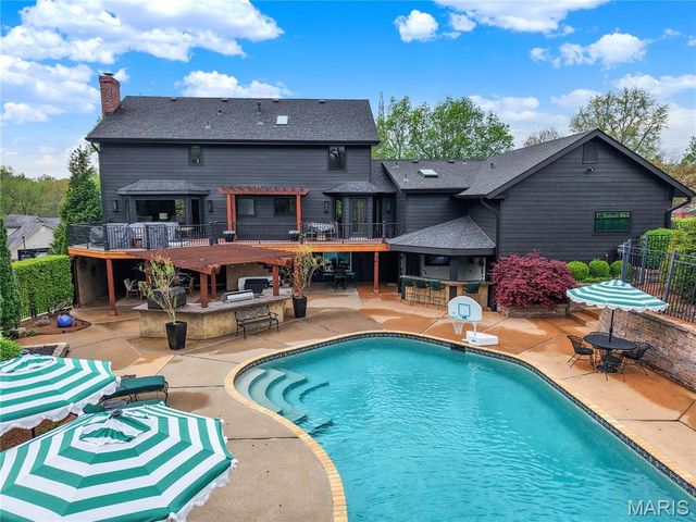 1586 Mason Knoll Road, Town And Country, MO 63131