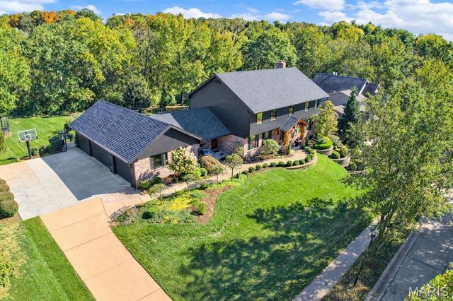 1586 Mason Knoll Road, Town And Country, MO 63131