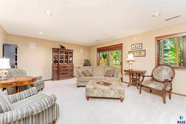 601 N Sandberg Dr, Sioux Falls, SD 57110