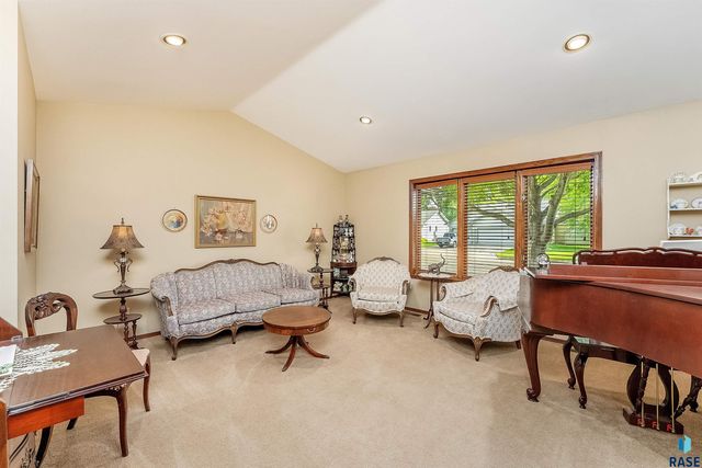 601 N Sandberg Dr, Sioux Falls, SD 57110