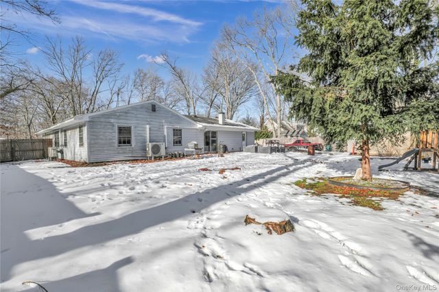 11 Seward Ln, Stony Brook, NY 11790