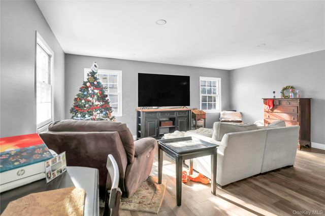 11 Seward Ln, Stony Brook, NY 11790