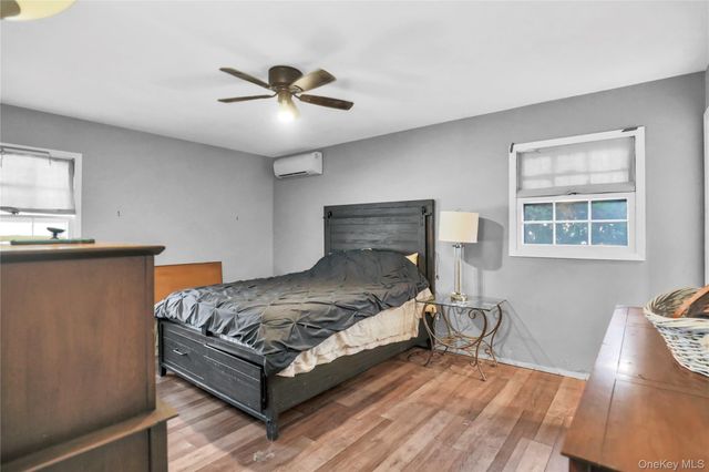 11 Seward Ln, Stony Brook, NY 11790