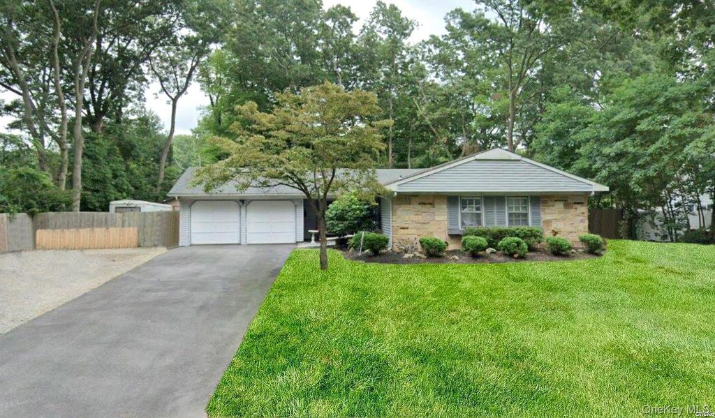 11 Seward Ln, Stony Brook, NY 11790