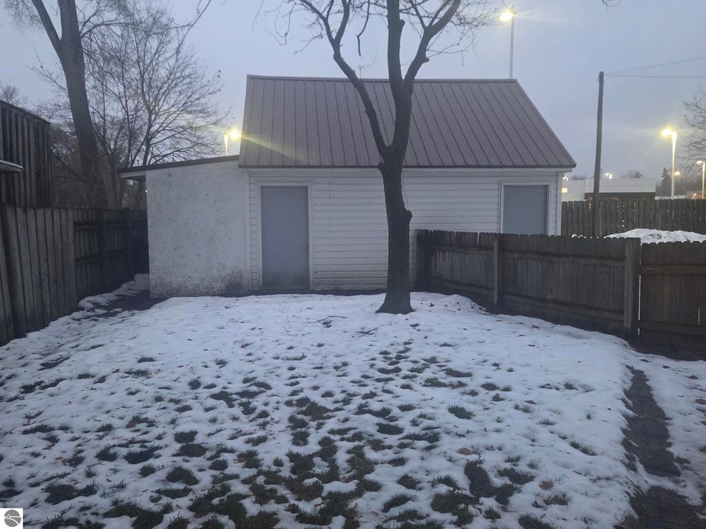 Image 36 of property listing at 820-822 E Chippewa Street, Mt Pleasant, MI 48858