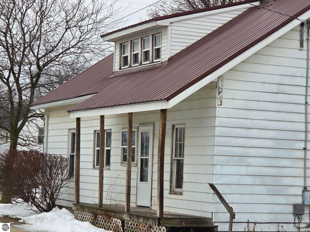 Image 4 of property listing at 820-822 E Chippewa Street, Mt Pleasant, MI 48858