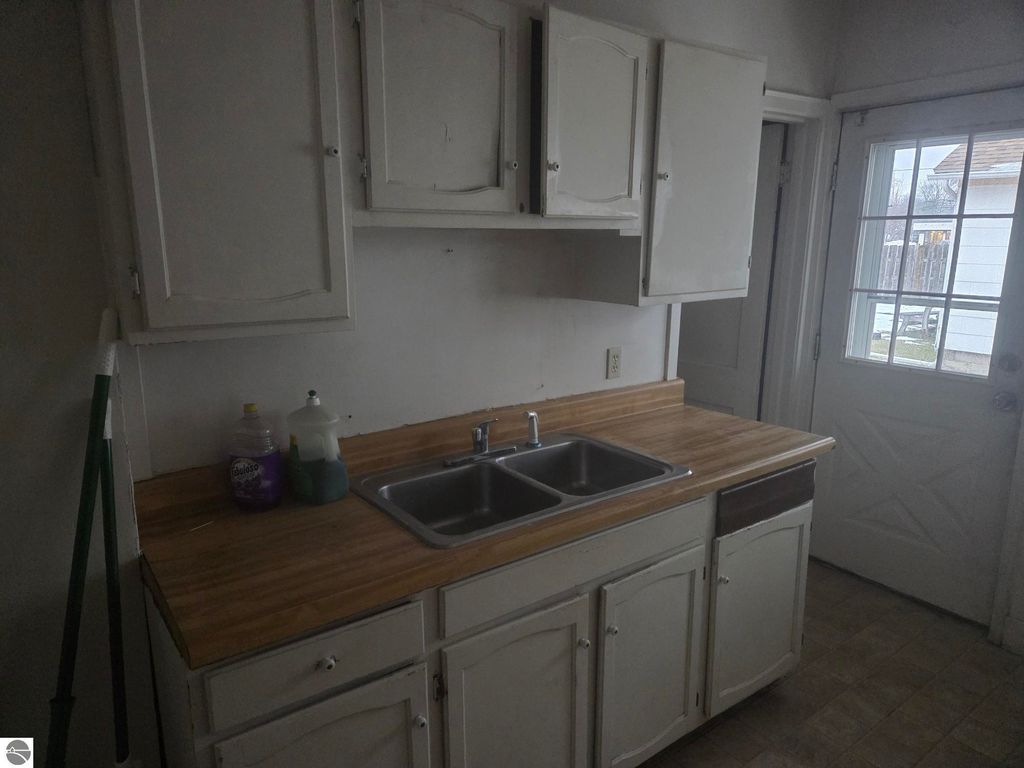 Image 8 of property listing at 820-822 E Chippewa Street, Mt Pleasant, MI 48858