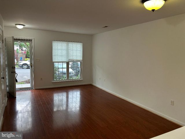 42994 BEACHALL ST, Chantilly, VA 20152