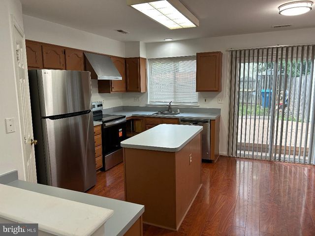 42994 BEACHALL ST, Chantilly, VA 20152
