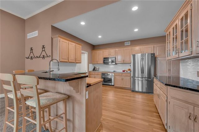 5733 NW North pointe Terrace, Parkville, MO 64152