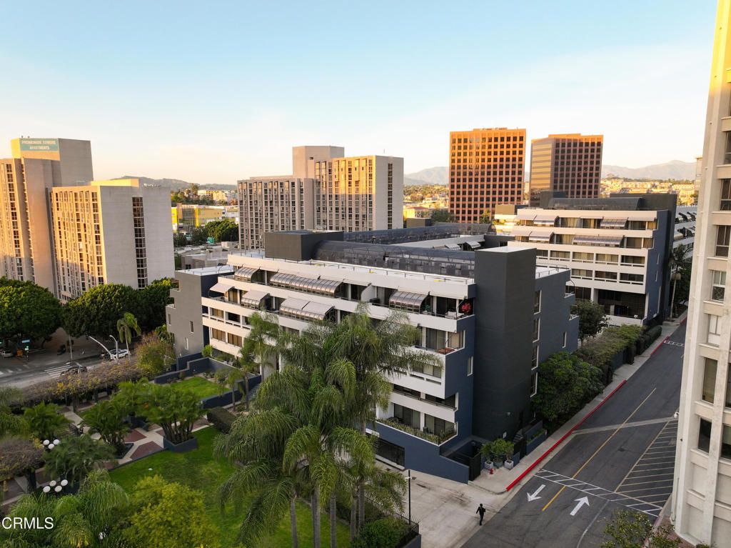 880 W 1st Street 302, Los Angeles, CA 90012 — exterior