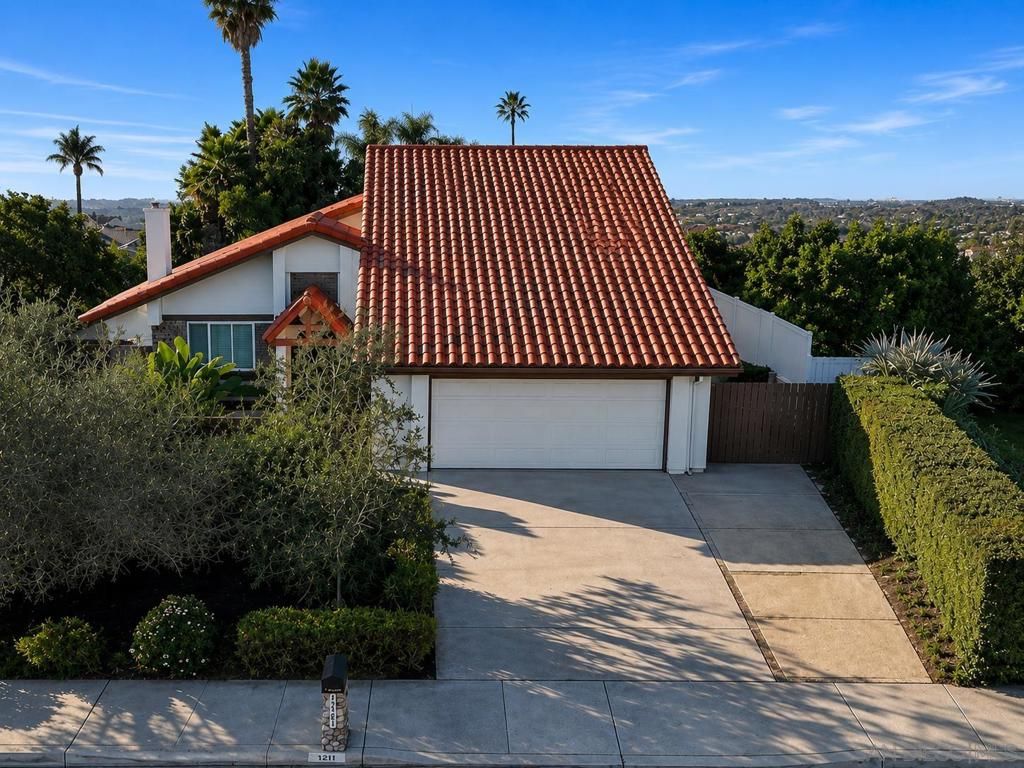 Image 1 of property listing at 6433 La Paloma St, Carlsbad, CA 92009