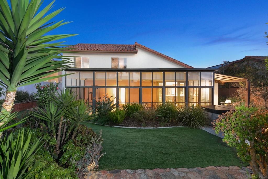 Image 9 of property listing at 6433 La Paloma St, Carlsbad, CA 92009