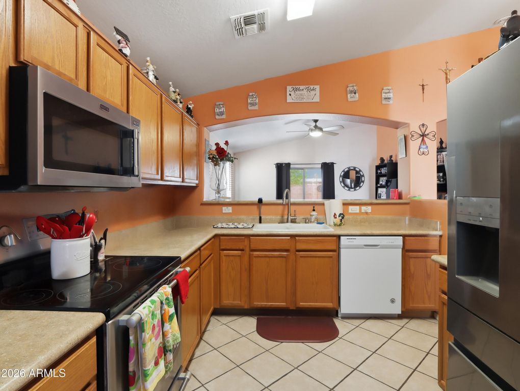 Image 3 of property listing at 3315 W SUNLAND Avenue, Phoenix, AZ 85041