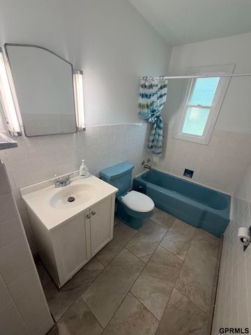 7401 Schuyler Drive, Omaha, NE 68114