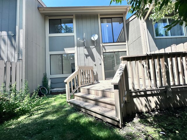 811 Shawnee Trail 811, Roselle, IL 60172