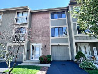 811 Shawnee Trail 811, Roselle, IL 60172