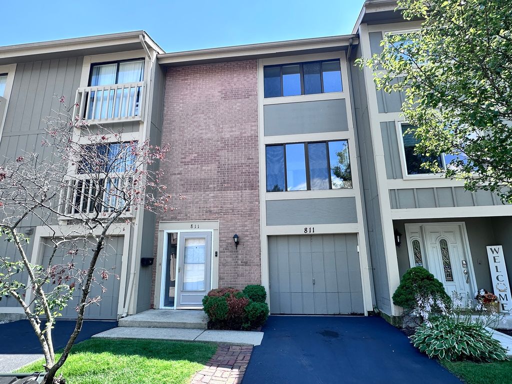 811 Shawnee Trail 811, Roselle, IL 60172
