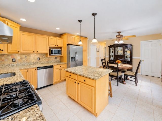 7 Perrelli Ln, Jefferson Twp., NJ 07438