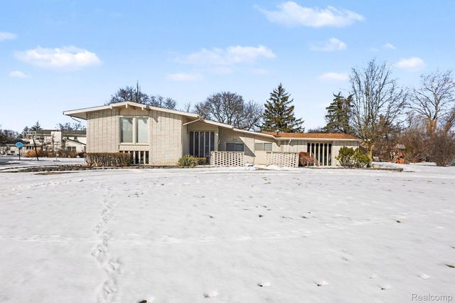 22430 Chatsford Circuit Street, Southfield, MI 48034