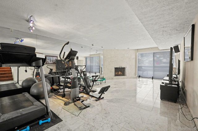 22430 Chatsford Circuit Street, Southfield, MI 48034