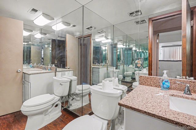 22430 Chatsford Circuit Street, Southfield, MI 48034