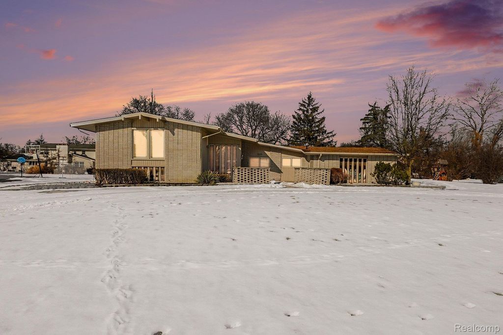 22430 Chatsford Circuit Street, Southfield, MI 48034