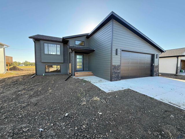 656 EAGLE CT, Box Elder, SD 57719