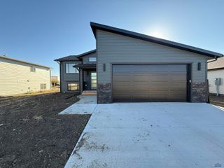 656 EAGLE CT, Box Elder, SD 57719