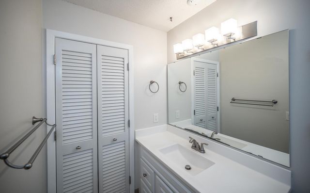 1711 W 140th Street, Burnsville, MN 55337