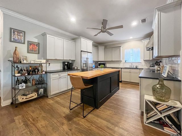 27780 Lakeshore Dr, Walker, LA 70785