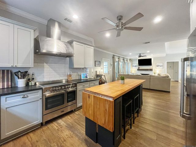 27780 Lakeshore Dr, Walker, LA 70785