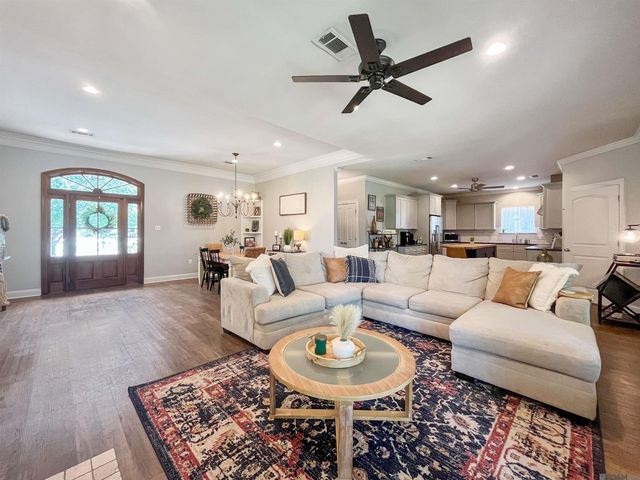 27780 Lakeshore Dr, Walker, LA 70785