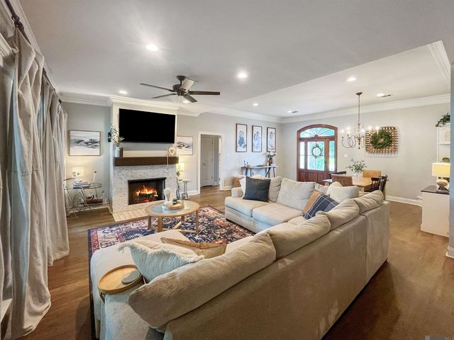 27780 Lakeshore Dr, Walker, LA 70785