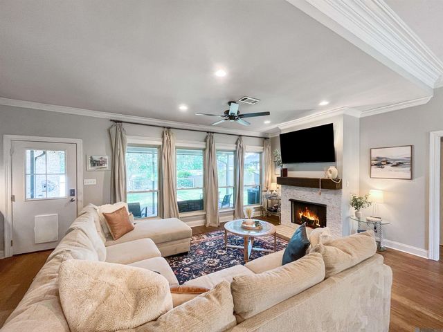 27780 Lakeshore Dr, Walker, LA 70785