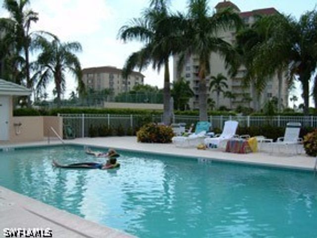 10686 Gulf Shore DR A302, Naples, FL 34108