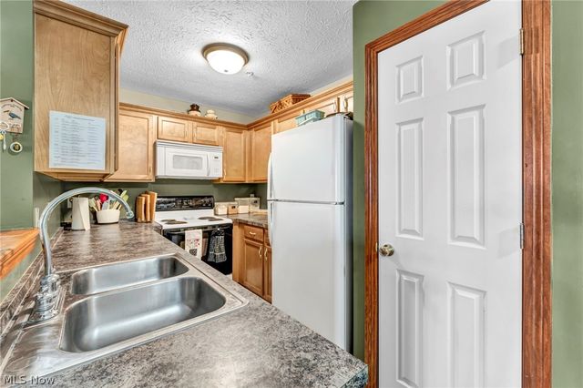 1259 SW Lauren Crest Street SW, Hartville, OH 44632