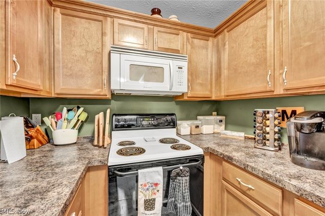 1259 SW Lauren Crest Street SW, Hartville, OH 44632