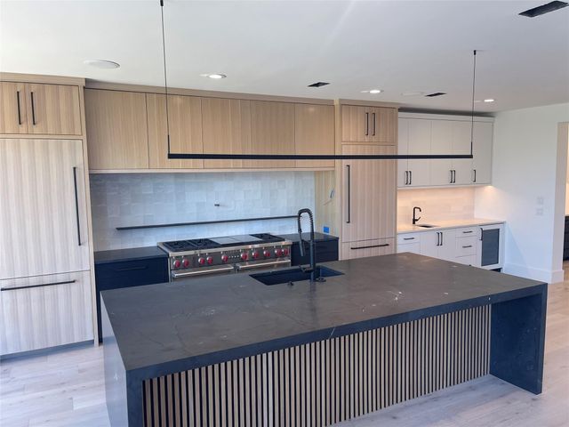 909 Cat Hollow Club DR, Spicewood, TX 78669