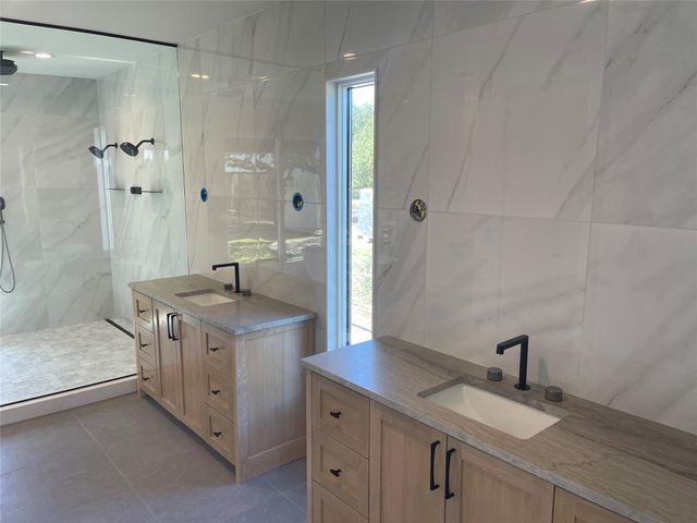 909 Cat Hollow Club DR, Spicewood, TX 78669