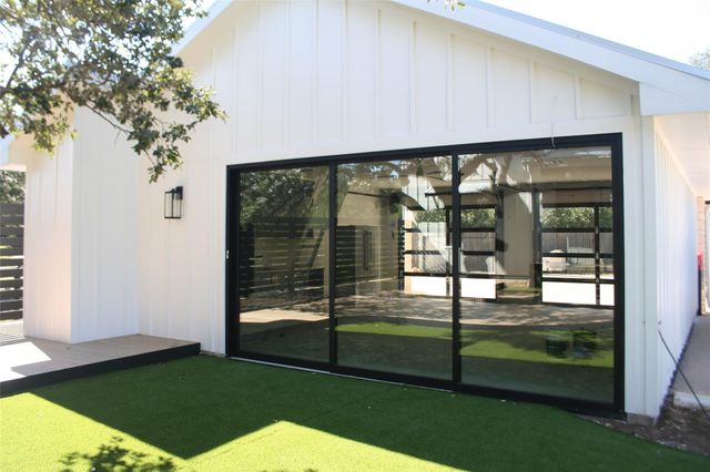 909 Cat Hollow Club DR, Spicewood, TX 78669