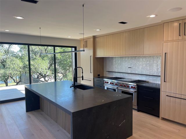 909 Cat Hollow Club DR, Spicewood, TX 78669