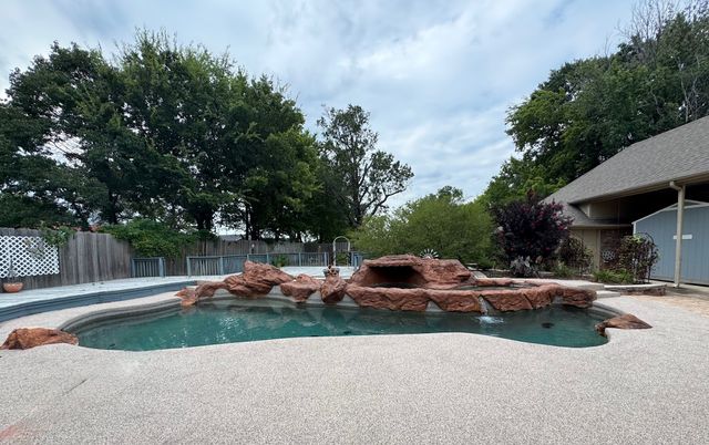 2865 Oak Creek Drive, Paris, TX 75462