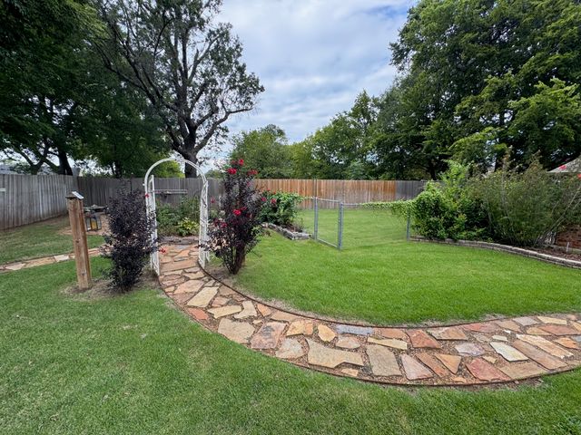 2865 Oak Creek Drive, Paris, TX 75462