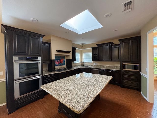 2865 Oak Creek Drive, Paris, TX 75462