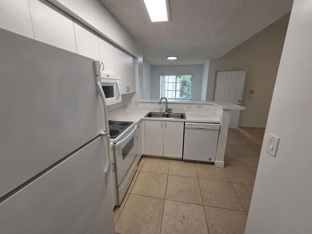 12130 SAINT ANDREWS Place 207, Miramar, FL 33025